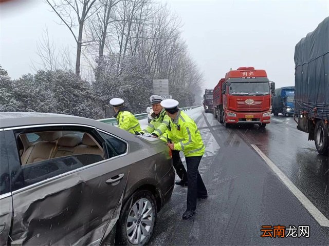 雪天高速路两车相撞第二车道被占 交警变身“推车哥”消除隐患