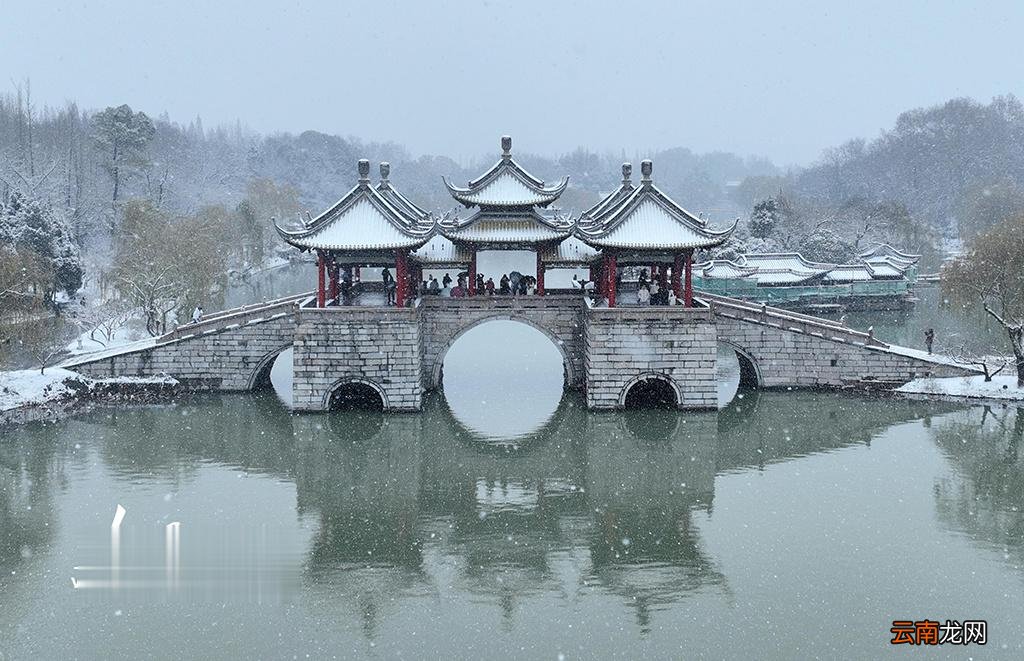 江苏扬州：雪落瘦西湖