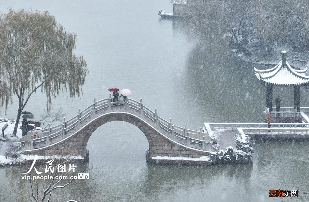 江苏扬州：雪落瘦西湖