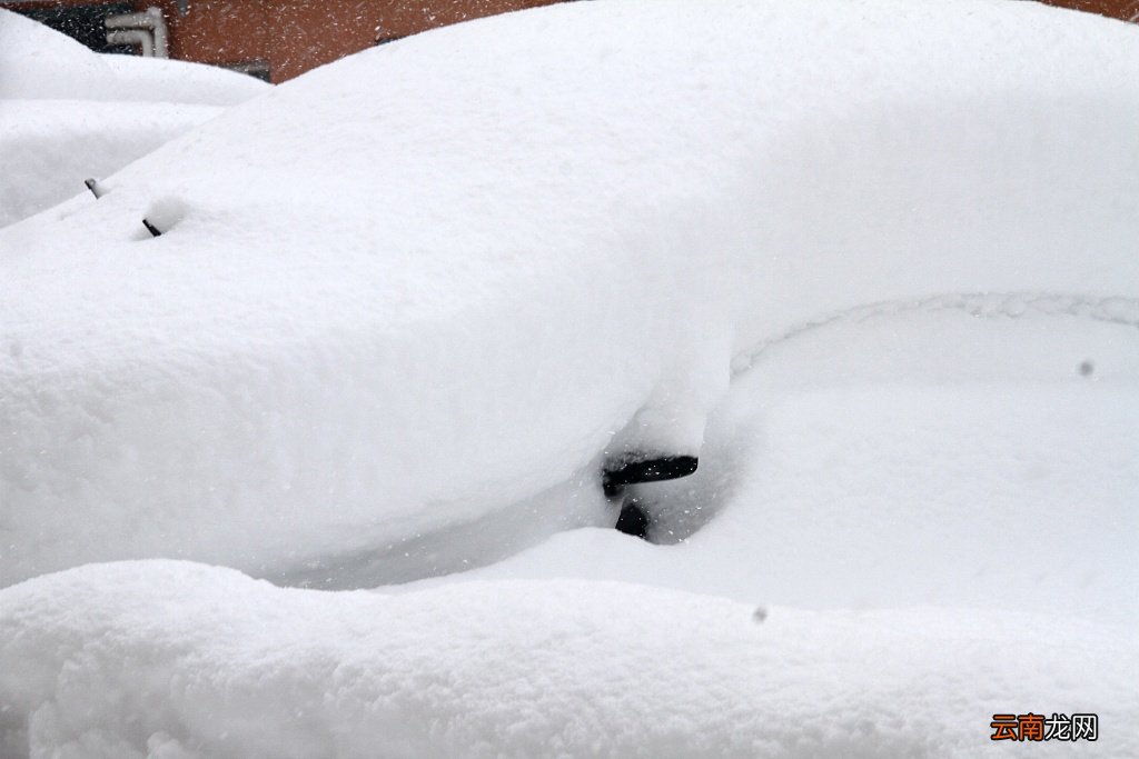 直击｜山东威海遭遇极端暴雪，积雪超70厘米破历史极值